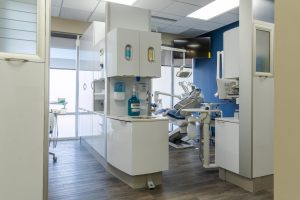 Modern dental treatment room equipped with advanced dental technology and patient care equipment